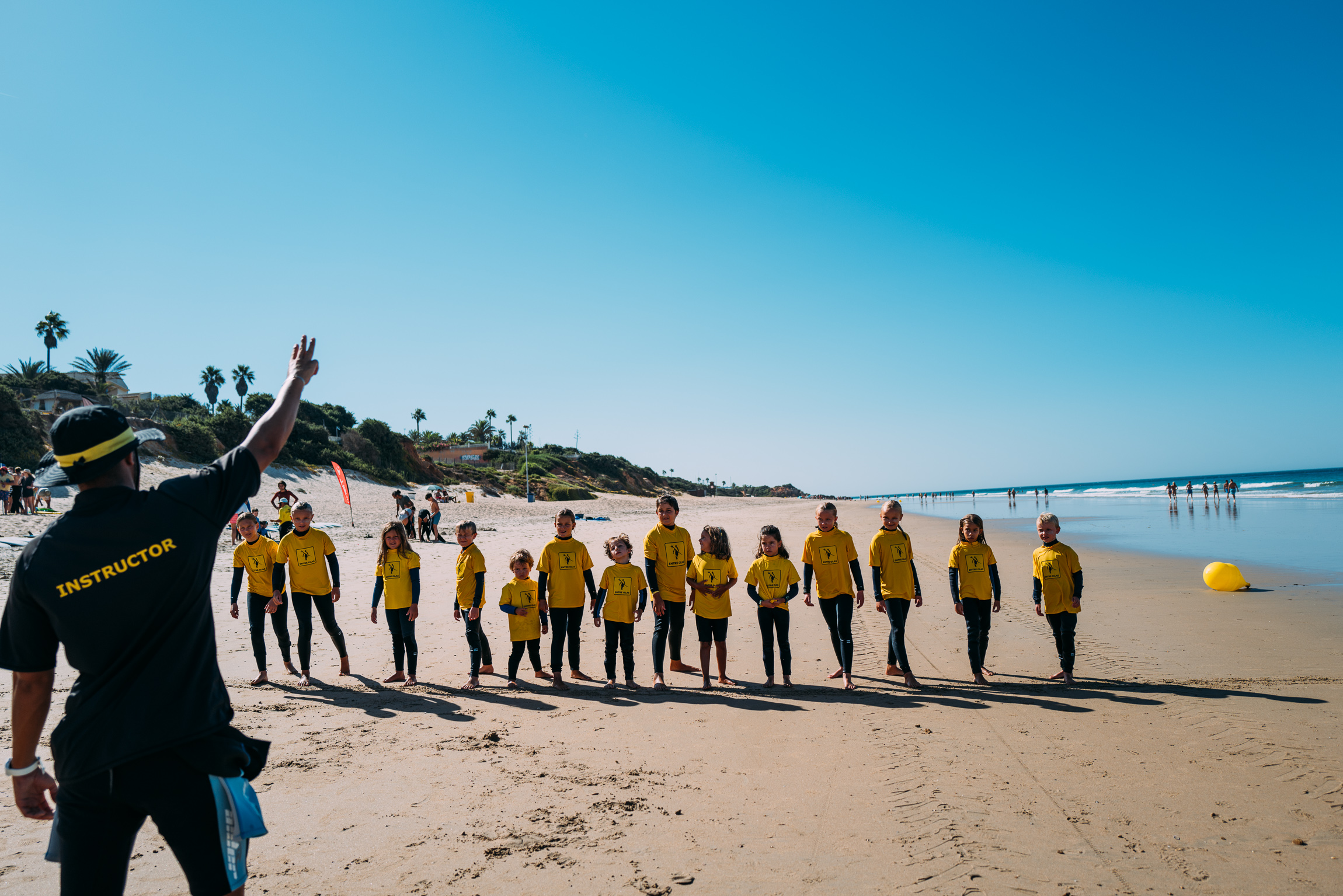Clases de Surf Grupales - Grupo de estudiantes aprendiendo surf