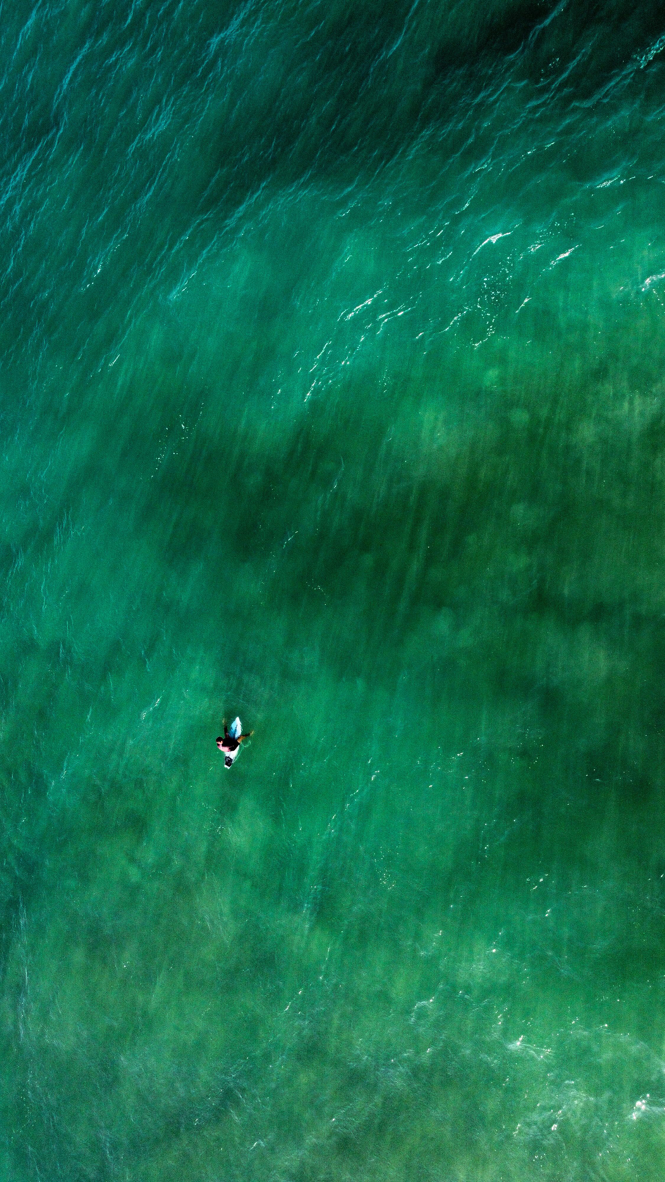 Vista aérea de surfista en clases privadas - aguas cristalinas