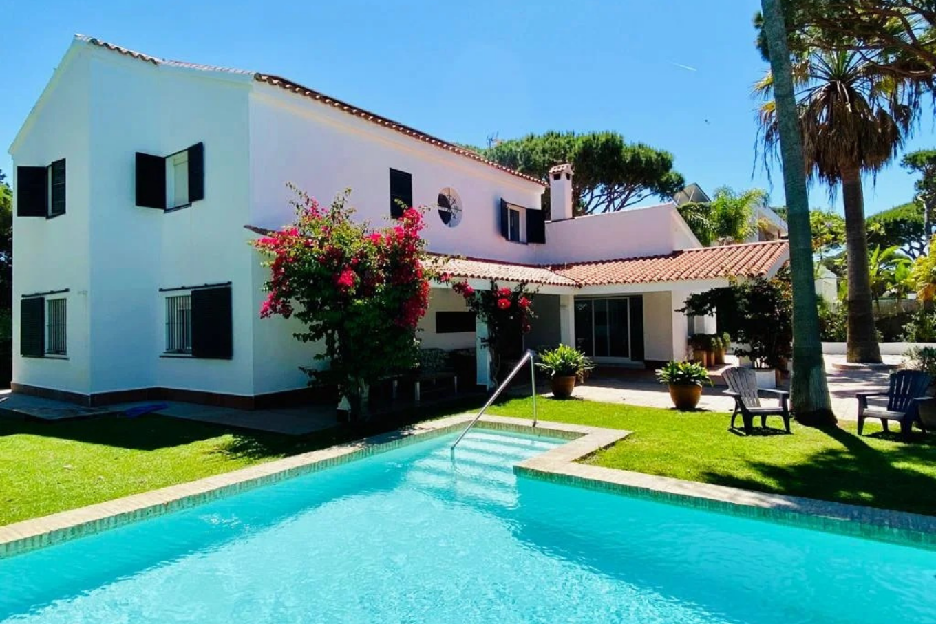 Clase grupal de surf en Roche