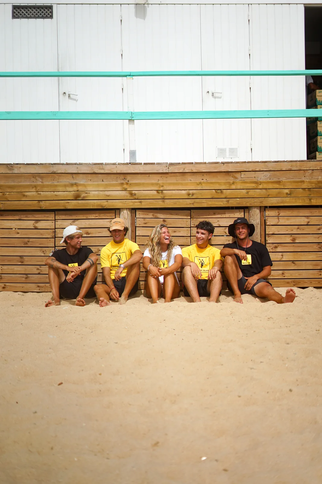 Grupo de alumnos de surf Entre Olas