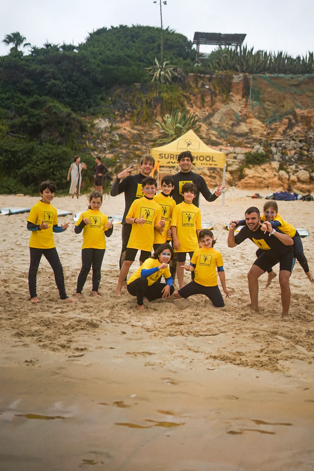 Equipo y alumnos en la playa