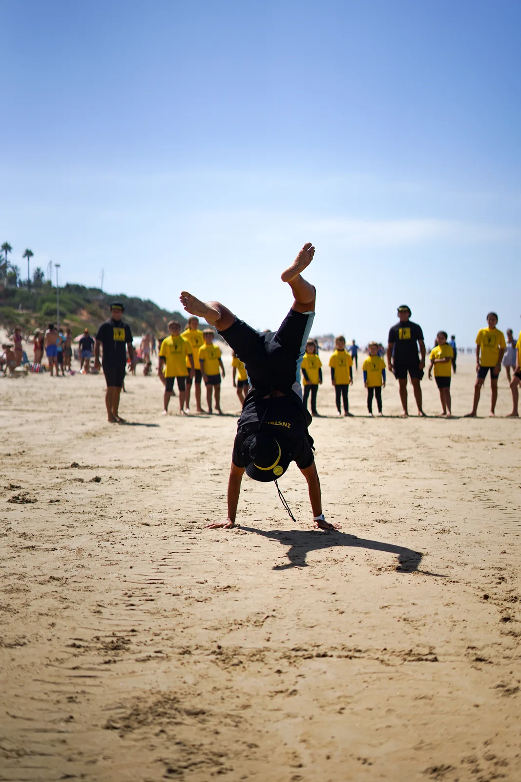 Yoga y equilibrio en la playa de Roche