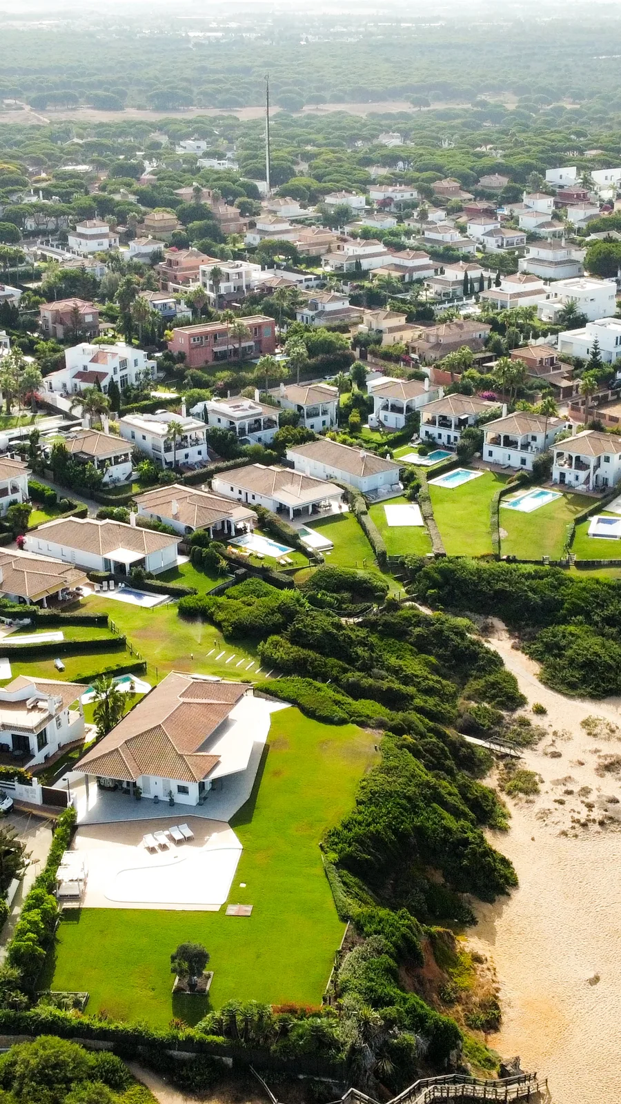 La costa y las villas desde el aire
