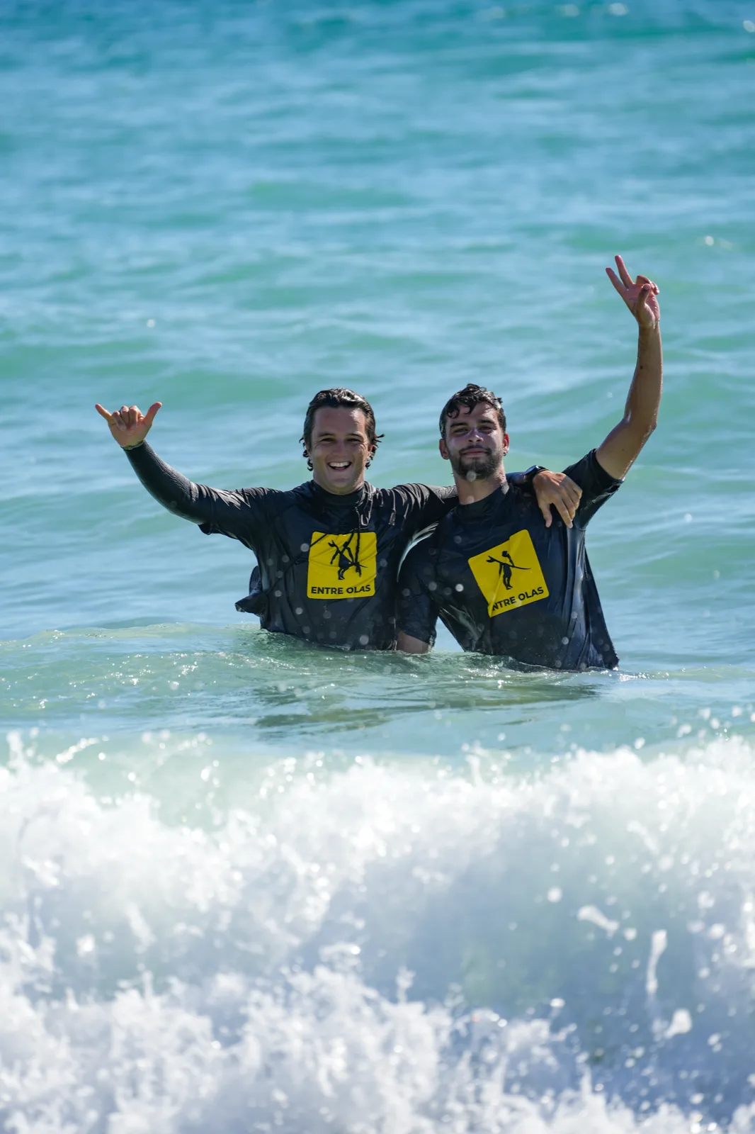 Alumnos del Surf Camp Entre Olas en el agua