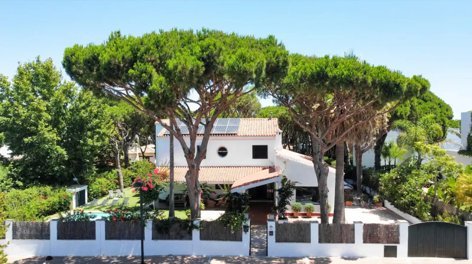 Instalaciones de la villa del Surf Camp en Roche
