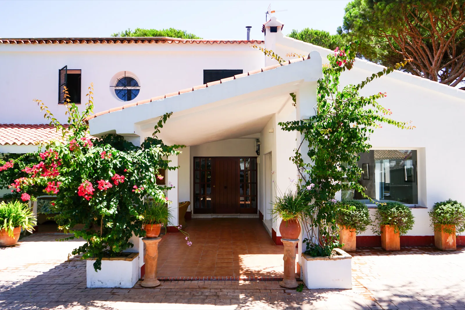 Entrada principal de la villa